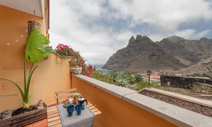 Punta del Hidalgo House | Vacation Home 'La Casa De Los Viajeros' with Sea View, Private Terrace and Wi-Fi