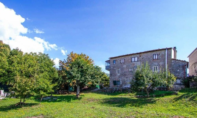 Montefegatesi House | Vacation Home in Montefegatesi with 3 bedrooms sleeps 7