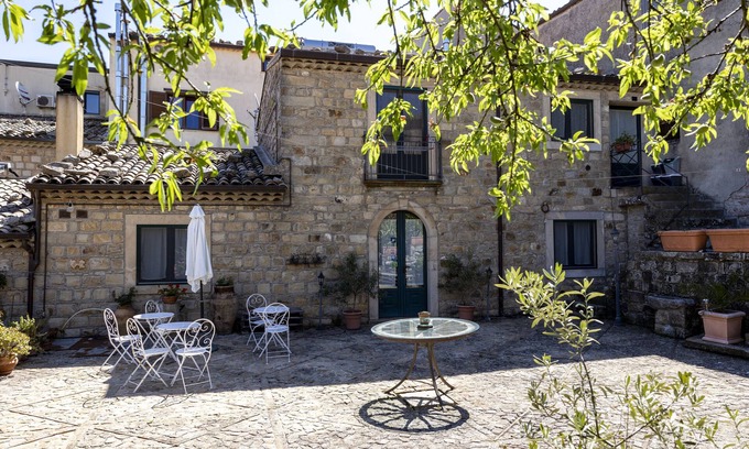 Mistretta House | Vacation Home "La Carretteria" with Private Terrace, Shared Garden & Wi-Fi
