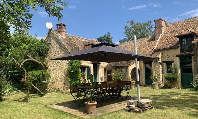Garancieres House | Vacation Home "La Maison Du Grand Maronnier" with Wi-Fi