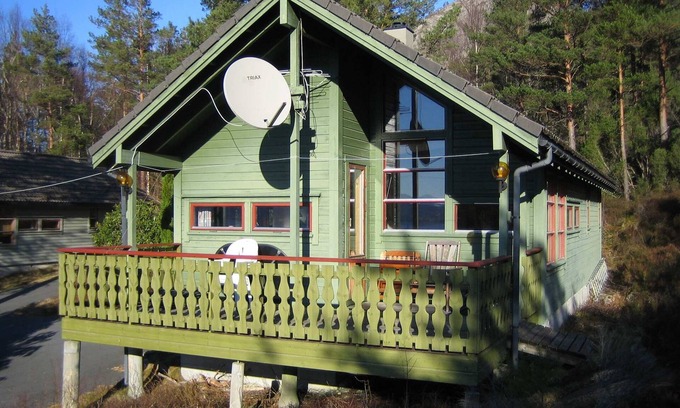 Lyngstranda House | Vacation home Norway: Vacation property for up to 6 people, 9.9/15 hp motorboat for hire.
