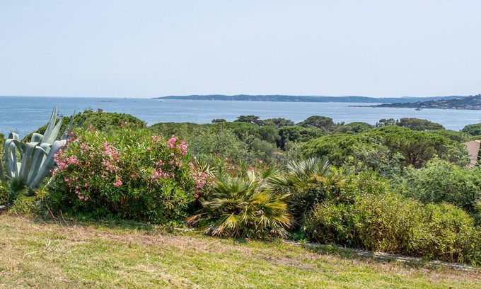 Plage de la Garonnette Villa | Vacation Home with Breathtaking Sea View, Steps from the Beach and Port