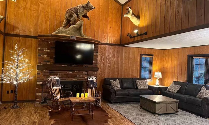 Medina House | Vacation Home with Hot Tub