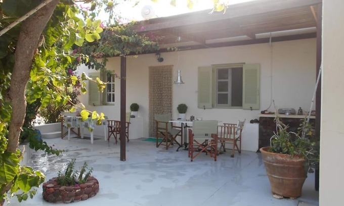 Kamari House | VACATION HOUSE WITH VIEW TO MOUNTAIN