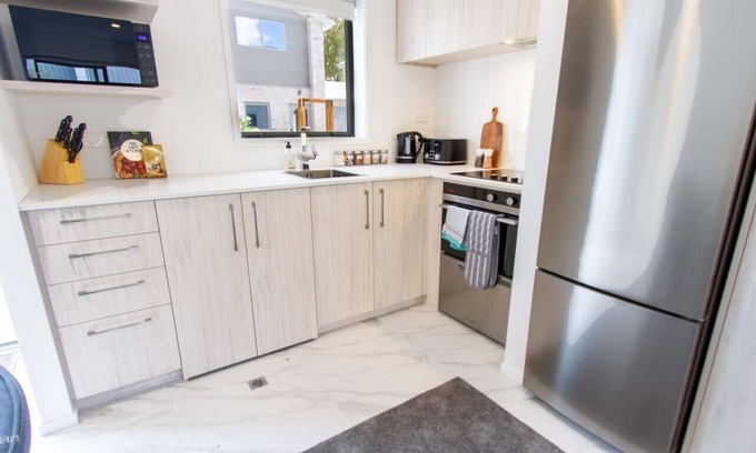 Upper Riccarton House | Vacation Riccarton 2 bed 2 bath w/carpark