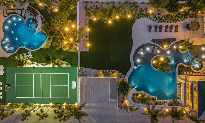 Siesta Key House | Vacationers Paradise-2 Luxury Homes-60ft Slide-Golf Sim-Sport Court-Near Village