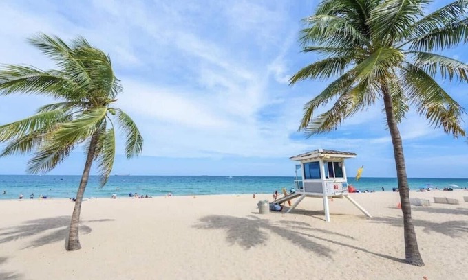 Coral Way House | Vacay Spot Large Family Vacation Rental 4to23guest