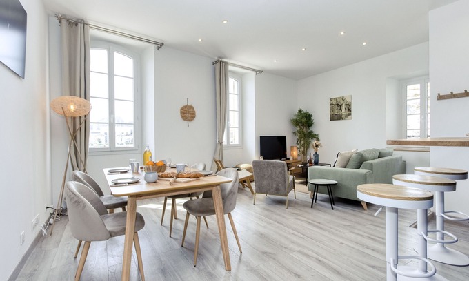 La Ciotat Apartment | Vairo. Bright duplex, port view, AC