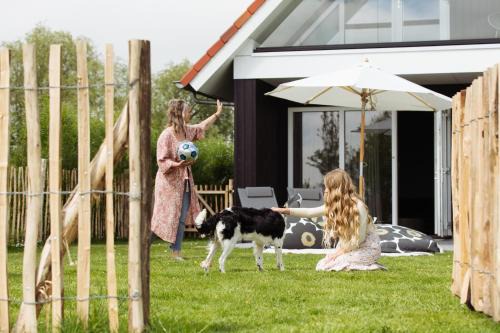 Oostrum House | Vakantiehuis aan het water met omheinde tuin