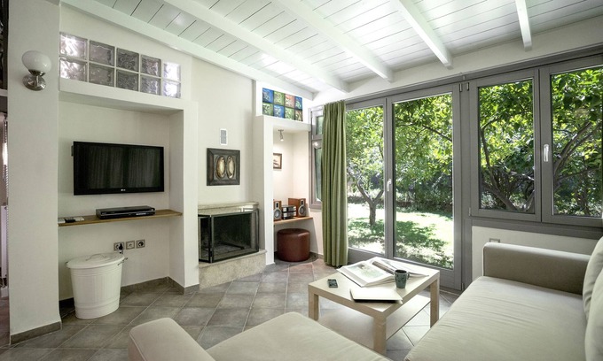 Agia Paraskevi Apartment | Valashouse