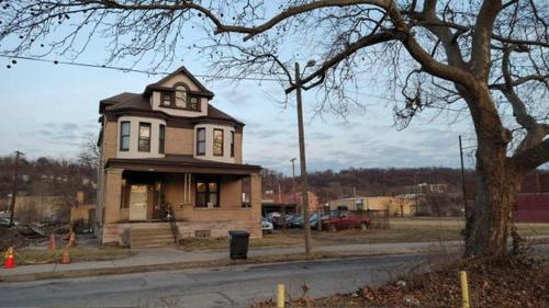 Steubenville Cabin | Valley and city views