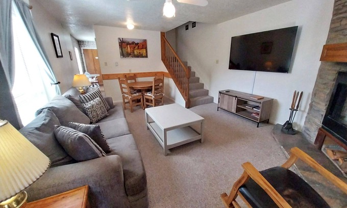 Red River House | Valley Condo 101 - Creekside - End Unit - Wi-Fi - Hot Tub - Fireplace - Washer/D