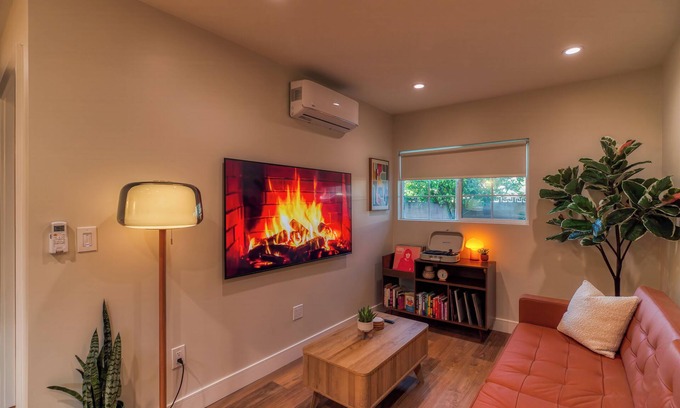 Sun Valley House | Valley Pocket: Your Chic LA Getaway with Private Patio & Amenities Galore!