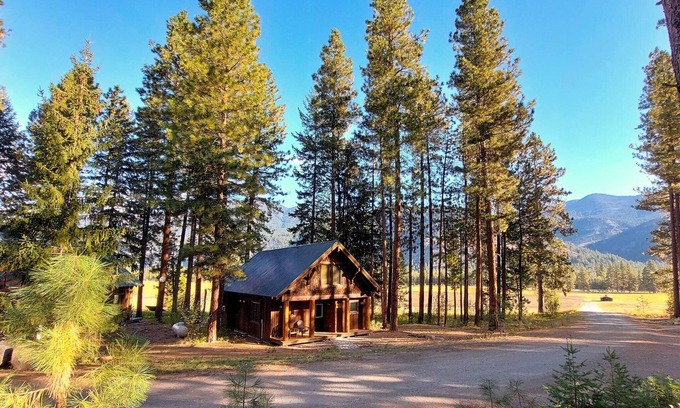 Mazama Cabin | Valley View Cabin at Timberline Meadows
