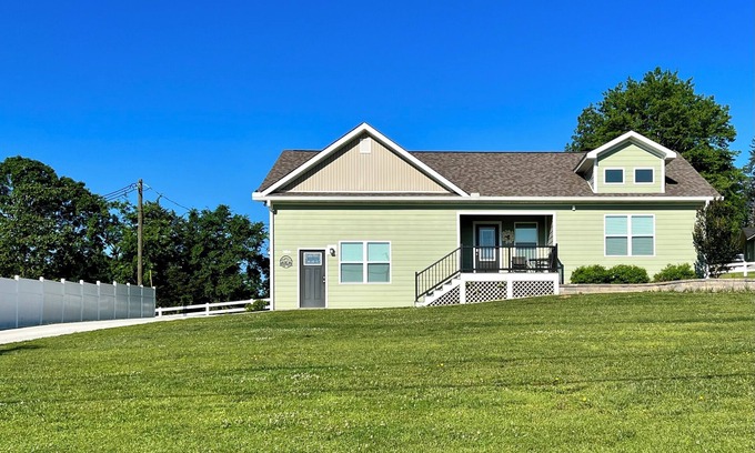 Pigeon Forge Cottage | Valley View, Easy Accessible 2 min to Parkway with AC, WiFi, Hot Tub