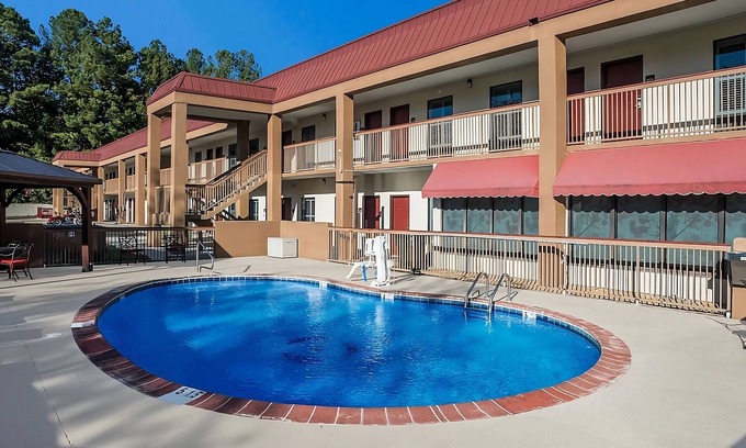 Tupelo Hotel | Value Stay: 2 Family-friendly Units w/FREE Parking and Breakfast! Pets Allowed!
