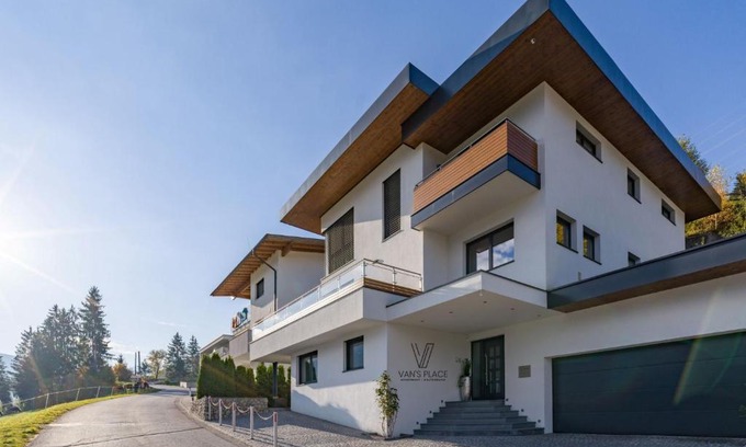 Emberg Apartment | Van's Place, Luxury Apartment