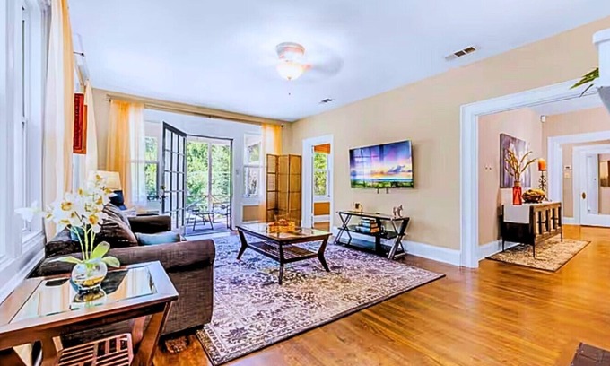 Oak Lawn House | Vandelia Retreat – Walk to Oak Lawn Shops & Dining