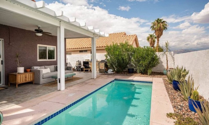 Las Vegas House | Vegas Designer Private Pool Oasis, King Suite, BBQ