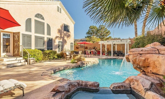 MacDonald Ranch Villa | vegas hacienda, 5B free heated pool+spa, 15 mins to Strip