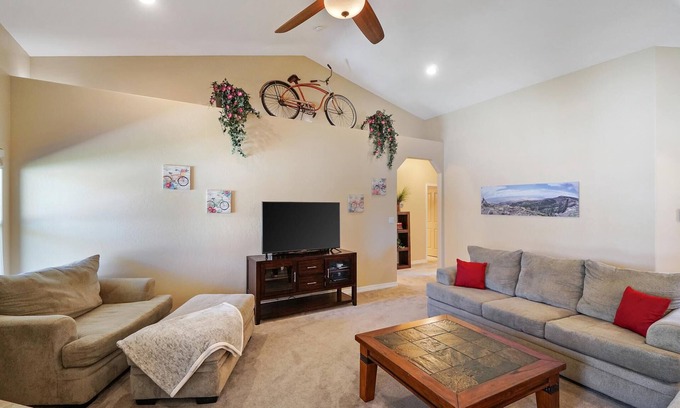 Fruita House | Velo I: Luxury Comfort with Bikes & Outdoor Living