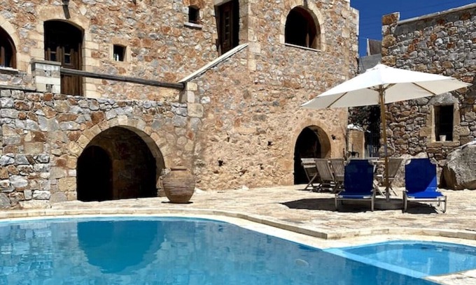 Kefalas Villa | Venetian villa with four apartments
