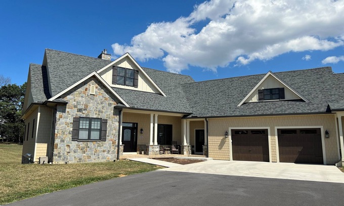 Stephens City House | Ventura Manor grand 3 BR 3.5 BA house with fitness room, WIFI & pretty views.