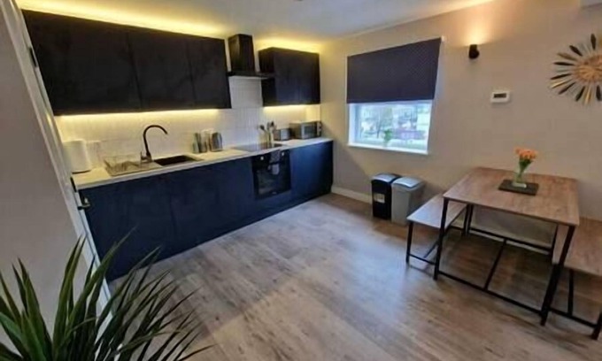 Plasnewydd Apartment | Vere Room 5 - Double Room - Shared Bathroom Near City Centre