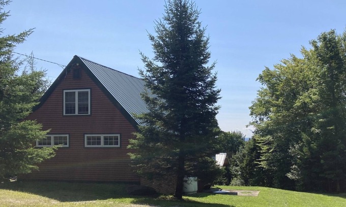 Wilmington House | Vermont Charmer in Chimney Hill with terrific views and double lot