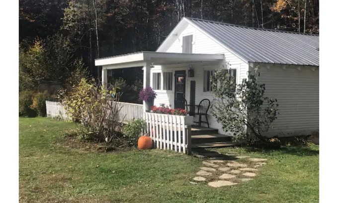 Londonderry Cottage | Vermont Country Cottage (Near Village)