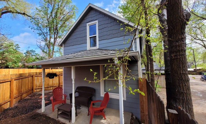 Downtown Colorado Springs Cottage | /VERN Cottage/Downtown, Walkable, Clean, Welcoming!