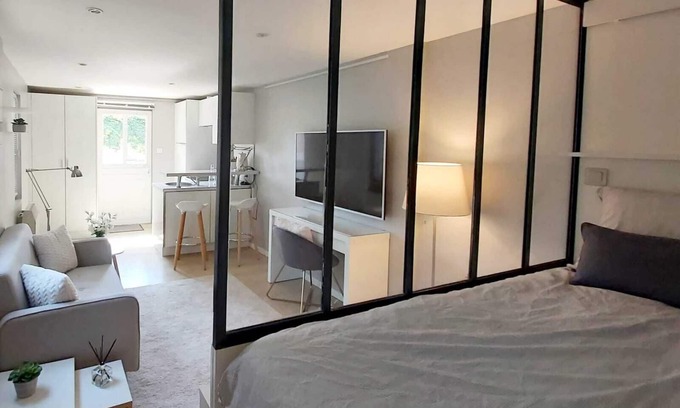 Saint-Rambert Apartment | Very charming studio in LYON on a "Cosy & Romantic" courtyard