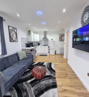Little Holland Apartment | Very Cosy & Lovely 1 Bed Garden Apartment with side access