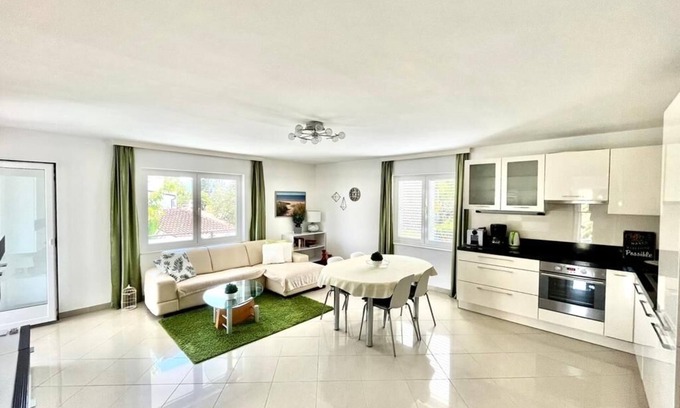 Vantacici Apartment | Very large and luxurious apartment in a 2-family house with garden! 2 min from the beach!