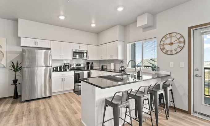 South Perry District Apartment | Very New 2 Bed 2 Bath Near DT and Perry District