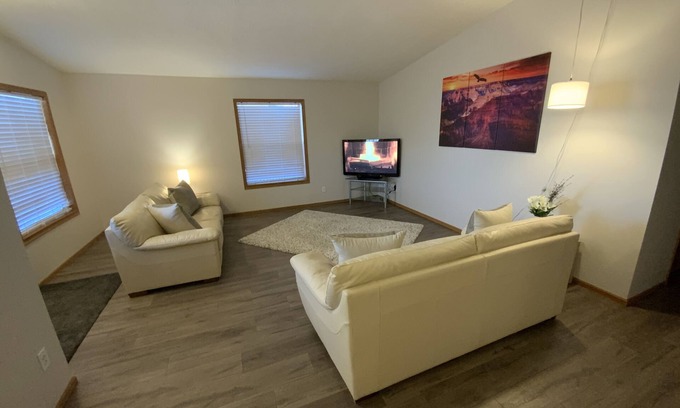 Three Hills House | Very Nice 3-Bedroom House both Suites C & D with WiFi in Three Hills