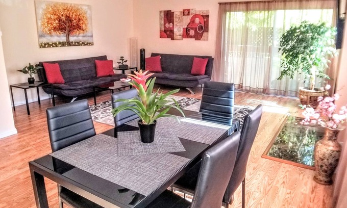North of Wilshire Apartment | Very spacious 2 bedrooms + 2 bathrooms in Prime Santa Monica + free parking