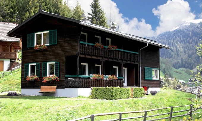Innerkrems Villa | Very spacious Chalet with a sauna and a garden