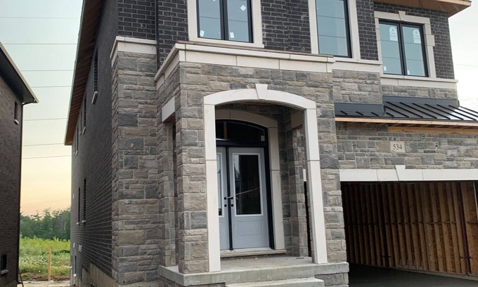 Vaughan House | Very Spacious , Cosy and attractive n property.