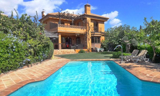 Urbanizacion Pinos Verdes Villa | Very spacious family villa with large private heated pool & beautiful sea views