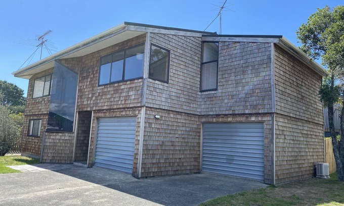 Omaha House | Very Spacious Shamrock Bach, sleeps plenty