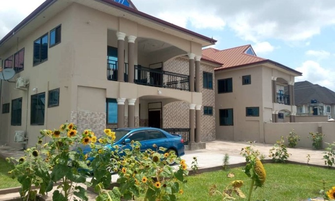 Kumasi Apartment | Vesgrah Homes cozy Apartment with Super King Size Bed