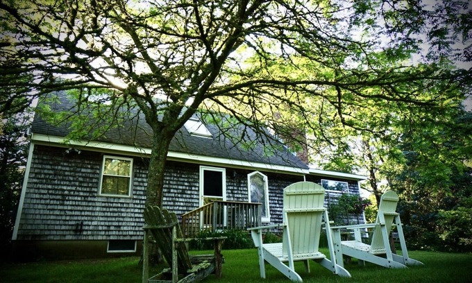 Vineyard Haven House | VH Bright and Airy Cottage - walking distance to downtown and beach