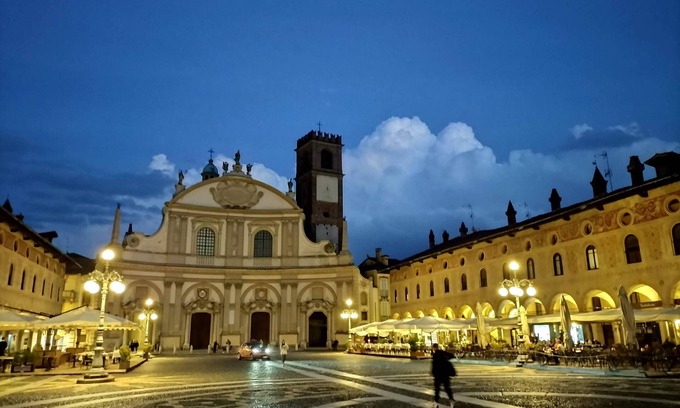 Vigevano Apartment | Viadanteunovigevano - 200 meters from Piazza Ducale