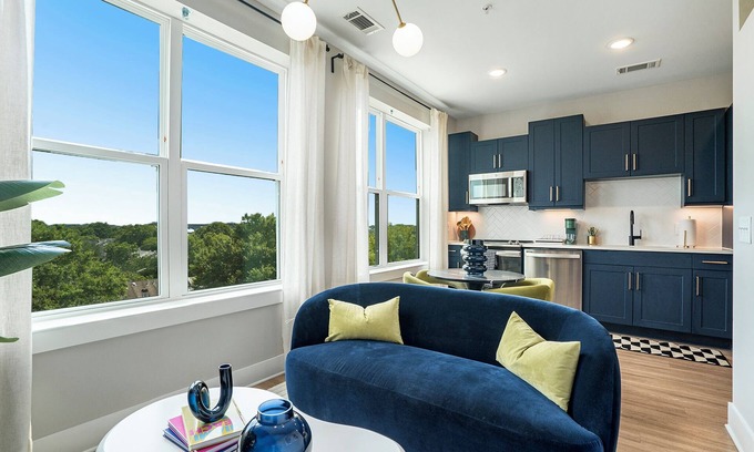 Summerhill Apartment | Vibrant-Cozy Suite In The Heart Of The City!n