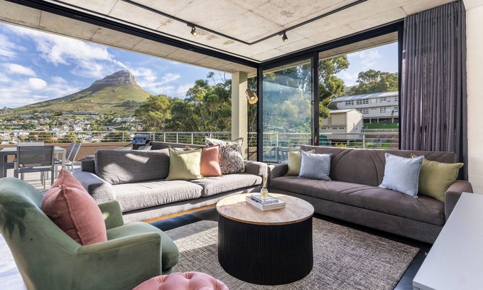Schotsche Kloof Apartment | Vibrant Escape with Panoramic Table Mountain Views