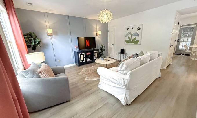 North Raleigh House | Vibrant Villa Green - 2 King Beds Pets Park Nearby