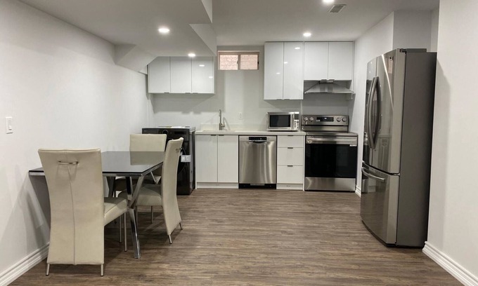 Vaughan Apartment | Vicky Vacation Rentals #1n