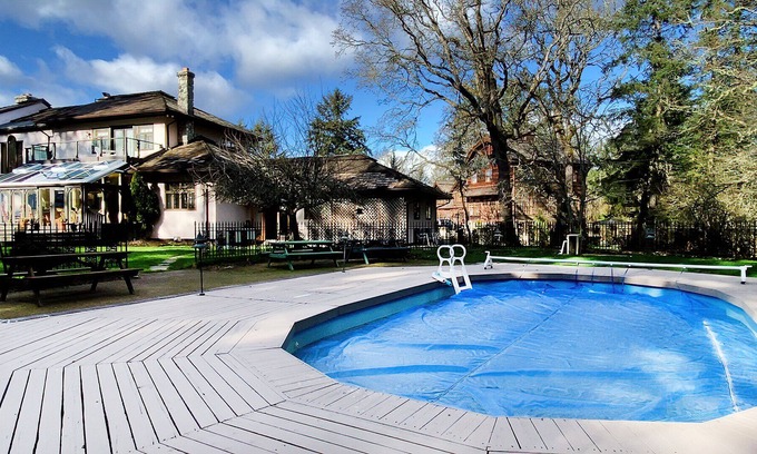 North Saanich House | Victoria Garden Estate 5 star with Pool and Hot tub.