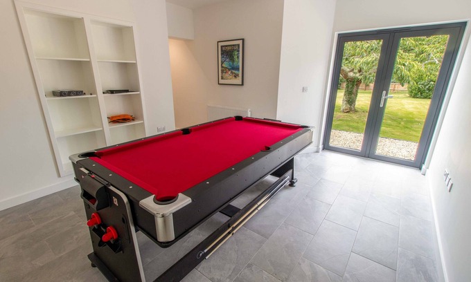 Bembridge House | Victoria House Bembridge. 6 bedrooms - 4 bathrooms, great garden and location